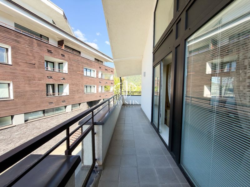 Balkon 3-pokojového bytu v Donovalech na ulici Donovaly, s výhledem na sousední budovy.