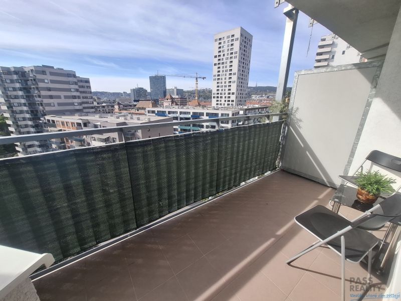 Balkon s výhledem na moderní architekturu v Bratislavě-Ružinově, Jégeho, 2-pokojový byt.