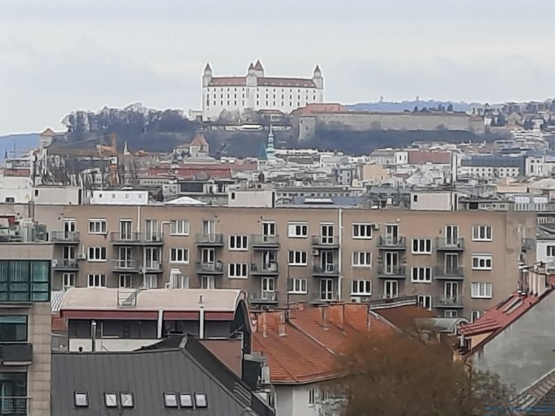Výhled na Bratislavský hrad z ulice Jégeho v Ružinově, 2-pokojový byt.