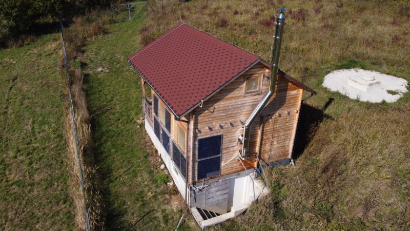 Chata v Horní Breznici na svahu s dřevěným obkladem a solárními panely.