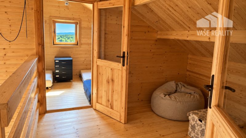 Dřevěného interiéru chaty s podlahou s dřevěným dekorem.