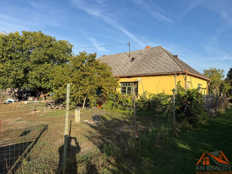 Rodinný dům v Komárně s velkou zahradou a vinicí, oplocený pozemek.