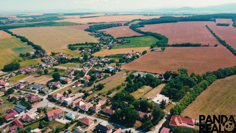 Letecký pohled na Pozemky - bydlení v Čermanech obklopené rozlehlými poli a zelení.