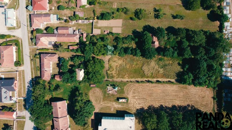 Letecký pohled na Pozemky - bydlení v Čermanech, obklopené zelení a dopravní infrastrukturou.