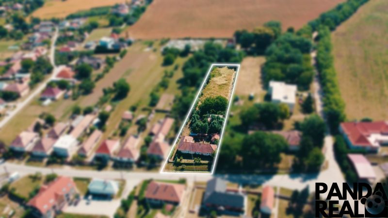 Pozemky - bydlení v Čermanech s výhledem na domy a zeleň.