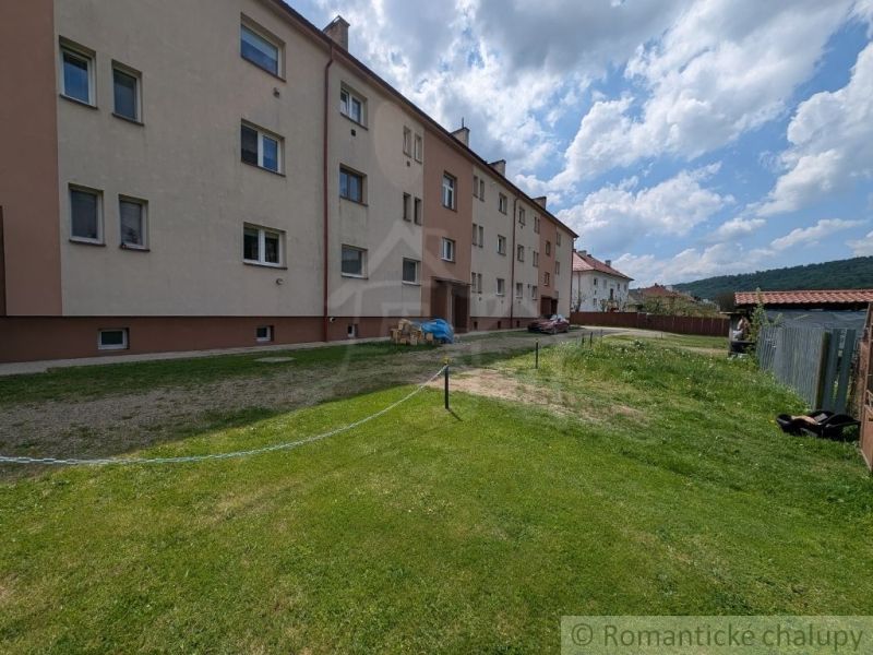 Bytový dům v Medzilaborcích s travnatým pozemkem u 2pokojového bytu.