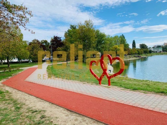 Chodník podél jezera s červenými srdci v Bratislavě - Ružinov, Trebišovská.