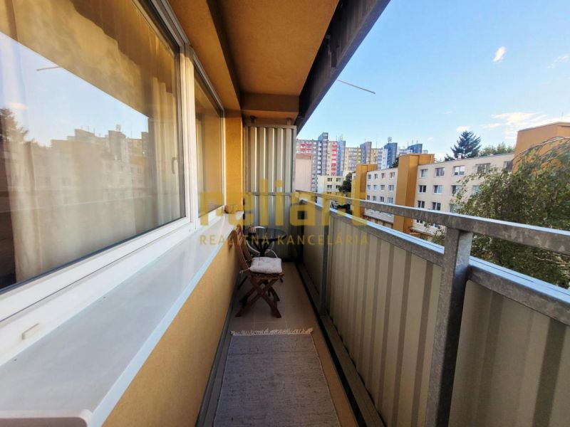 Balkon 1-pokojového bytu na Sekurisově ulici v Bratislavě - Dúbravce s výhledem na sídliště.