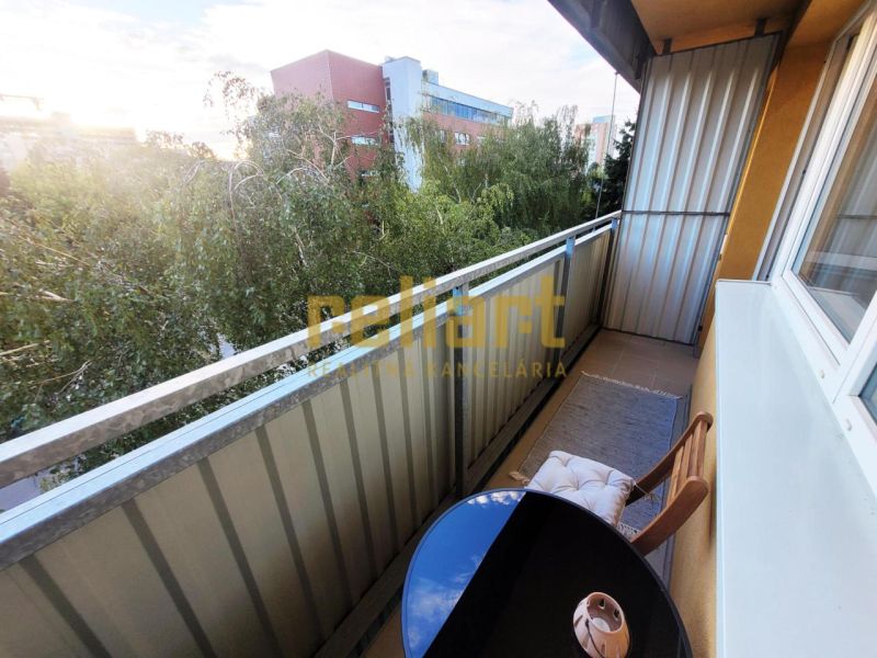Balkon s výhledem na zeleň na Sekurisově ulici v Bratislavě - Dúbravce.