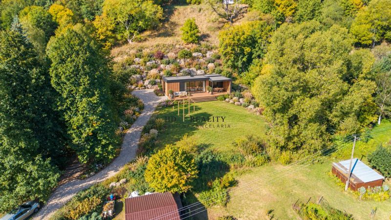 Rekreační pozemky v Štiavnických Baniach s moderní dřevěnou stavbou a krásnou přírodou.