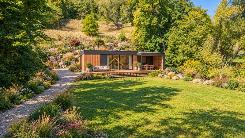 Moderní zahradní domek obklopený zelení v Štiavnických Baniach, ideální pro rekreační pozemky.