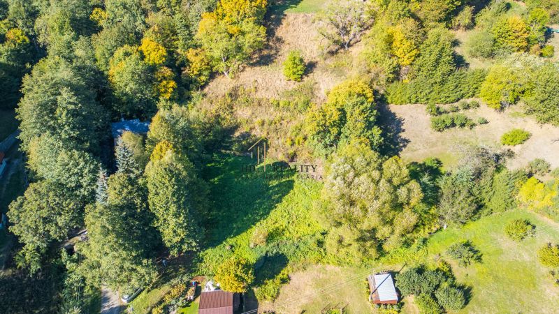 Zalesněné rekreační pozemky v Štiavnických Baniach, ideální pro relaxaci a odpočinek.