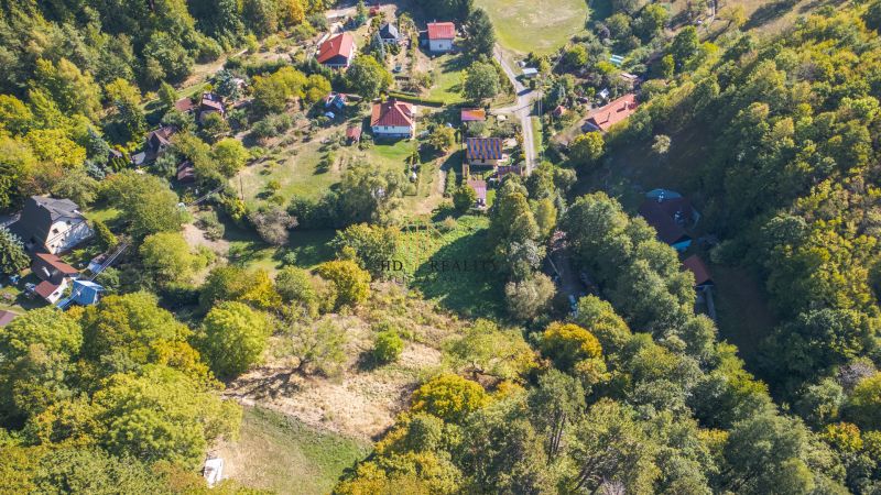Letecký pohled na rozmanité rekreační pozemky v Štiavnických Baniach obklopené zelení.