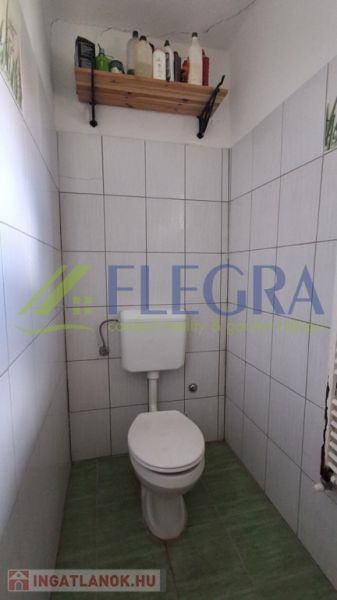 Malá koupelna v rodinném domě s jednoduchým vybavením.