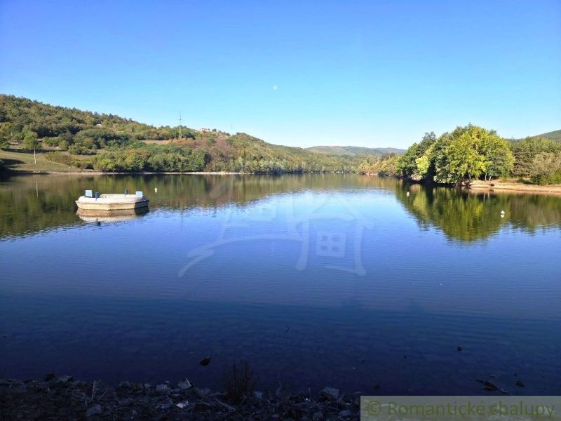 Pitoreskní pohled na jezero obklopené zelení v Zahradách nedaleko Krupiny.
