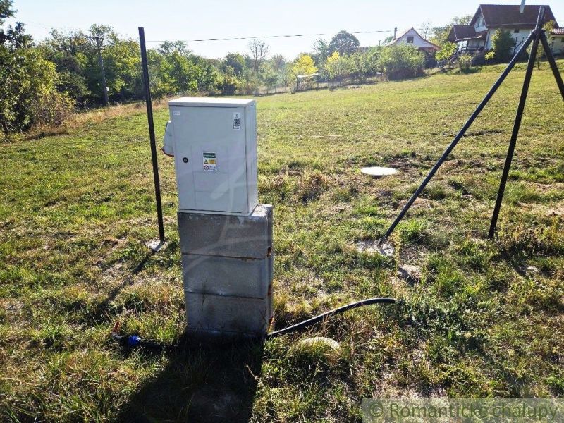 Elektrická skříň v Zahradách v Krupině na zelené louce.