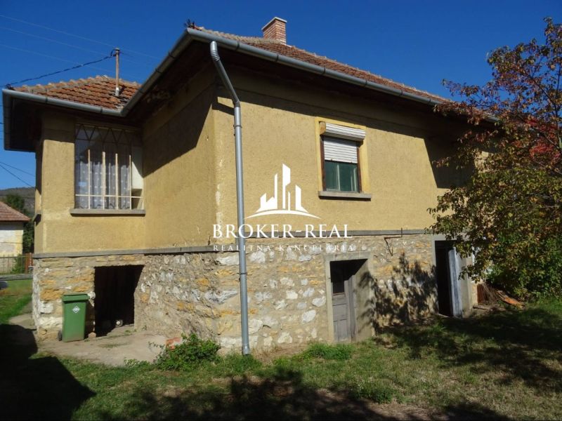 Rodinný dům v Bódvaszilas na ulici Futrinka utca 111 má kamenný sokl a šikmou střechu.